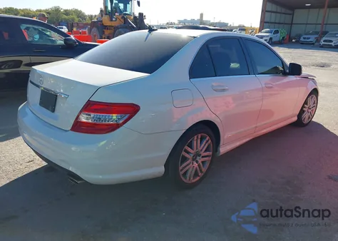 2009 Mercedes-Benz C 300 Sport z USA, uszkodzony, nr VIN WDDGF54X39R063092